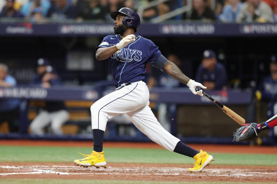 El jardinero de los Rays Randy Arozarena batea un hit en cuarto inning del partido ante los Rangers de Texas en la Serie de Comodines de la Liga Americana, celebrado el 4 de octubre de 2023 en el Tropicana Field de St. Petersburg, Florida.