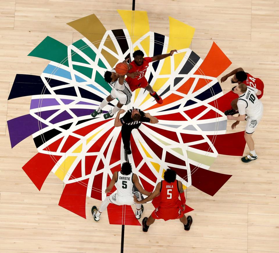 Jump ball between Michigan State Spartans forward Marcus Bingham Jr. (30) and Maryland Terrapins forward Qudus Wahab (33) to start first half action of the Big Ten tournament Thursday, Mar. 10, 2022 at Gainbridge Fieldhouse.

Msu Big1