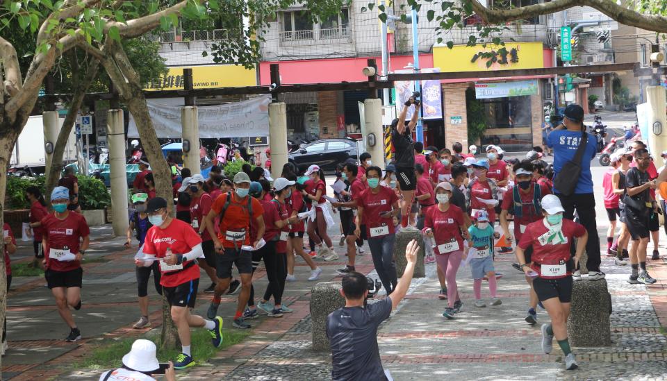 Footland盃全民來定向體驗賽一起跑選手就四散跑開。中華民國定向越野協會提供