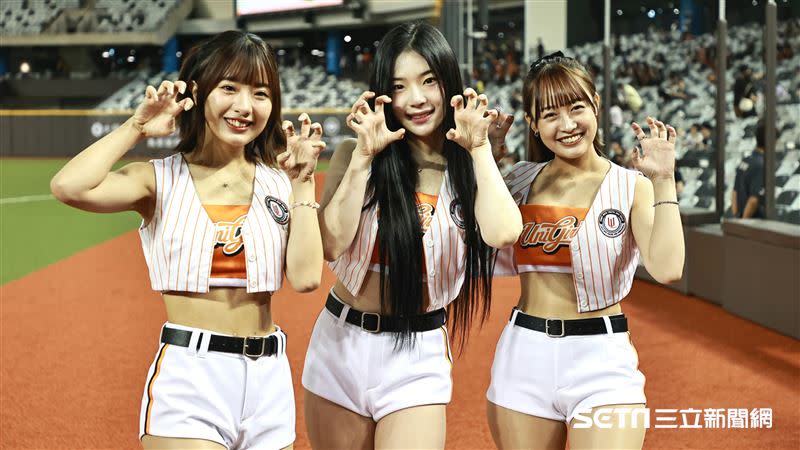 Uni-Girls兩位日籍成員希美（左1）、千紘將獻出季後賽初應援。（資料圖／記者劉彥池攝影）