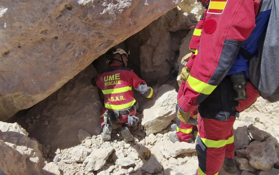 Dieses vom spanischen Verteidigungsministerium zur Verfügung gestellte Foto zeigt Mitglieder der Military Emergency Unit (UME) bei der Suche nach Überlebenden unter einem eingestürzten Gebäude in der Nähe von Khair Anougal. (Bild: ---/Spanish Defence Ministry/AP/dpa )