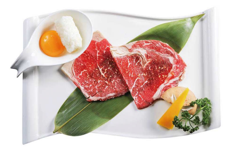 搭配生蛋黃的「特製絕品燒肉」，是獨家吃法。（圖／林士傑攝）