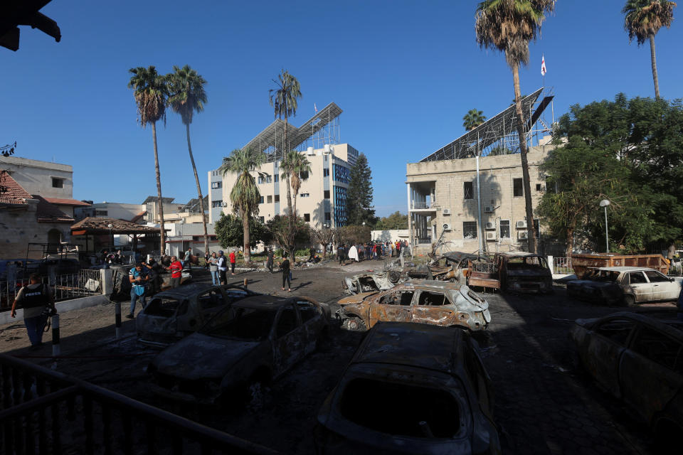 Zerstörte Autos vor dem Al-Ahli-Krankenhaus in Gaza.