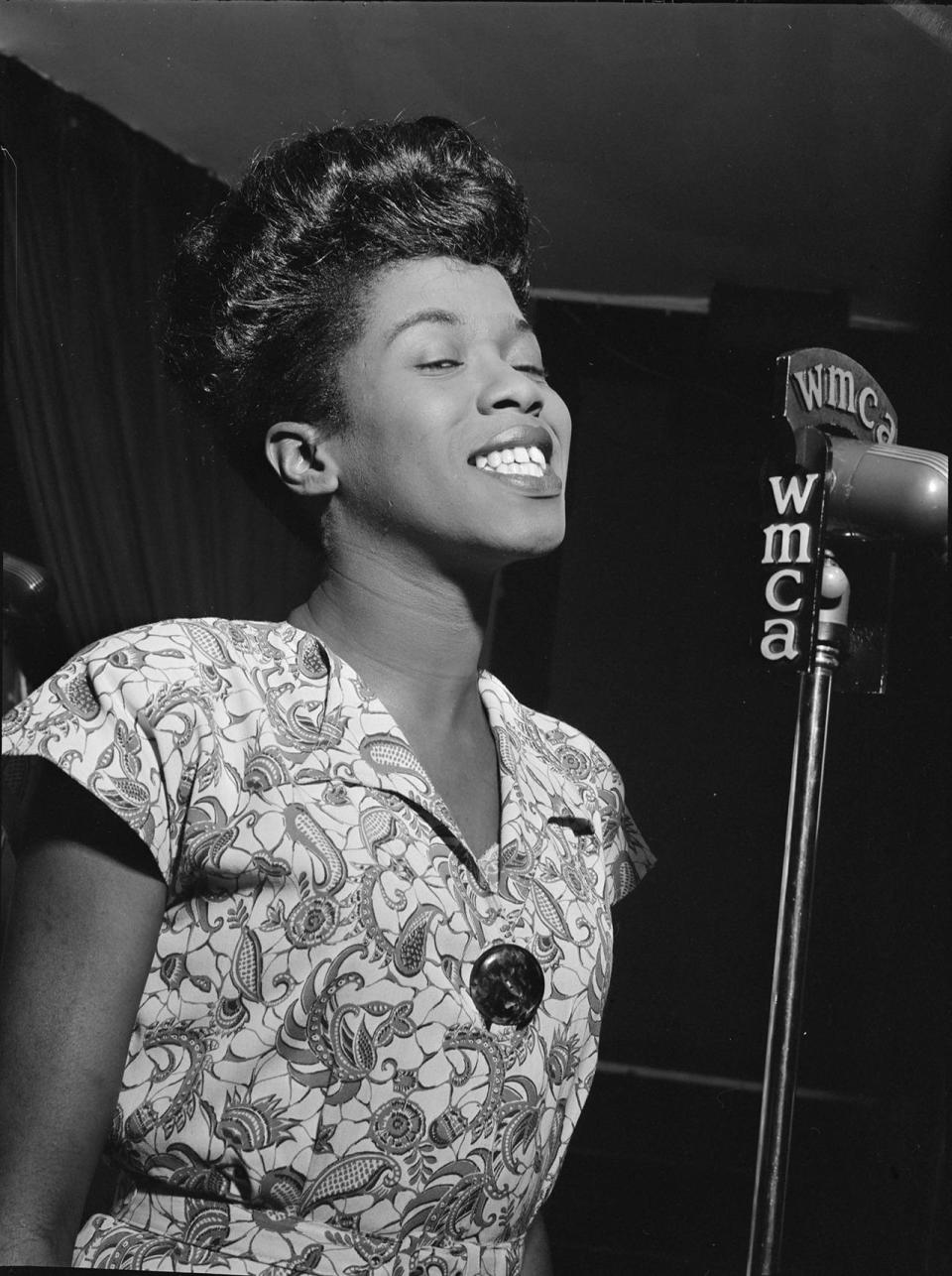 <p>Jazz singer Sarah Vaughan (aka “Sassy” or “The Divine One”) has been described as having one of “the most wondrous voices of the 20th century” <a href="http://www.allmusic.com/artist/sarah-vaughan-mn0000204901/biography" rel="nofollow noopener" target="_blank" data-ylk="slk:by music critic Scott Yanow;elm:context_link;itc:0;sec:content-canvas" class="link ">by music critic Scott Yanow</a> — and we won’t argue. <a href="https://www.youtube.com/watch?v=yJ-9IBZaydQ" rel="nofollow noopener" target="_blank" data-ylk="slk:In a now-iconic live recording made in Europe in 1964;elm:context_link;itc:0;sec:content-canvas" class="link ">In a now-iconic live recording made in Europe in 1964</a>, Vaughan took the stage nervously “with a cold,” but the moment she began singing the classic tune “Misty,” the audience was transcended into musical bliss. She was a class act — always immaculately made up and wearing in stylish, form-fitting dresses. <i>(Photo: Getty Images)</i></p>