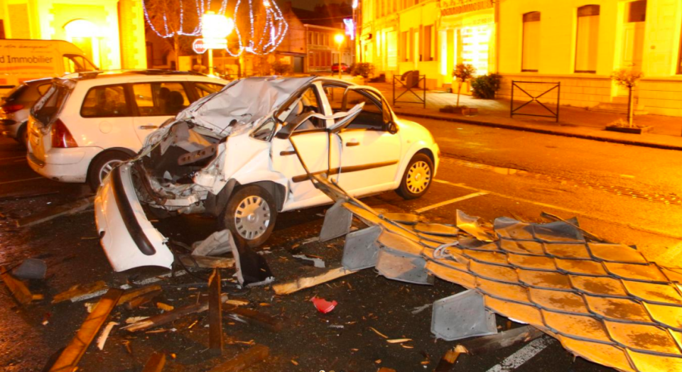 <p>Les pompiers sont intervenus plus d’une centaine de fois dans les Hauts-de-France pour des chutes d’arbre, de fils électriques tombés sur la chaussée, des tuiles envolées. A Marchiennes (Nord), la moitié de la toiture du clocher de l’église s’est effondrée sur la voie publique, causant des dégâts matériels, mais sans faire de blessé. (Twitter) </p>