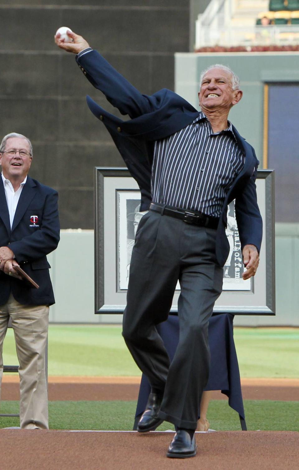 El expitcher de Grandes Ligas Camilo Pascual lanza la primera bola ante los Atléticos de Oakland, en el homenaje que le dieron los Mellizos de Minnesota tras ser incluido en el Salón de la Fama del equipo, el 14 de julio de 2012 en Minneapolis.