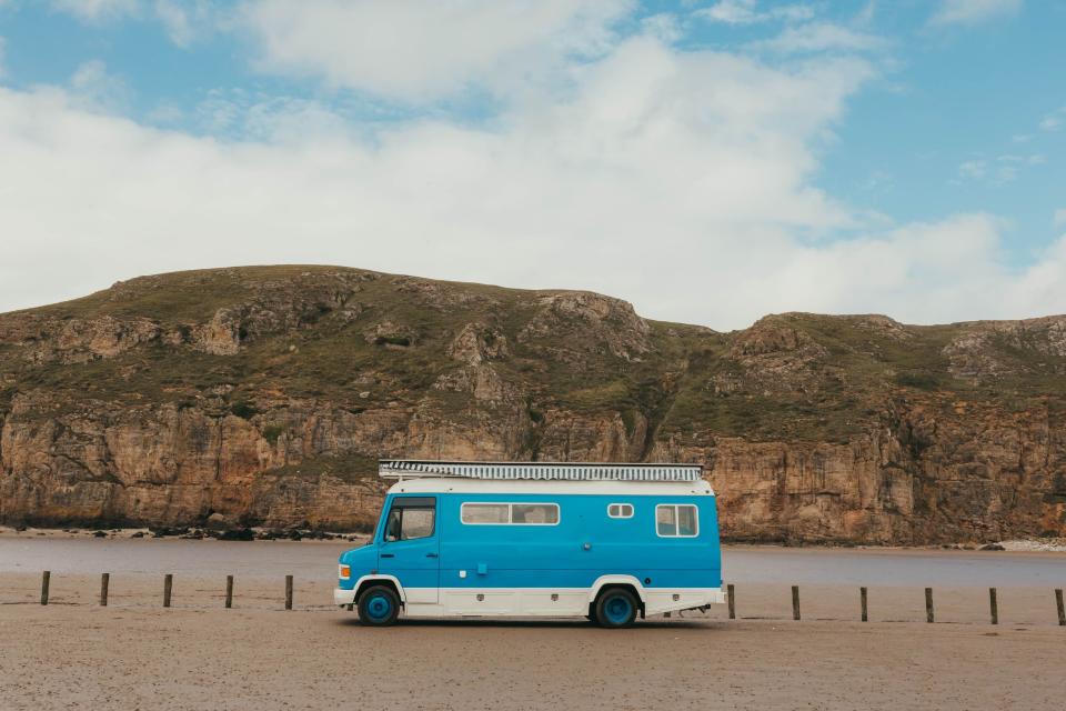 Esta es Ernie, la antigua furgoneta Mercedes-Benz T2 que la empresa británica Supertramped Co. ha transformado en una casa sobre ruedas. (Foto: <a href="http://www.simonandkianaphotography.com/blog/ernie-supertramped-tiny-home-conversion" rel="nofollow noopener" target="_blank" data-ylk="slk:Simon and Kiana Photography;elm:context_link;itc:0;sec:content-canvas" class="link ">Simon and Kiana Photography</a> / Facebook / <a href="http://www.facebook.com/supertrampconversions/posts/morning-folks-so-here-is-ernie-through-the-lens-of-a-camera-these-photos-really-/525928541283559/" rel="nofollow noopener" target="_blank" data-ylk="slk:supertrampconversions;elm:context_link;itc:0;sec:content-canvas" class="link ">supertrampconversions</a>).