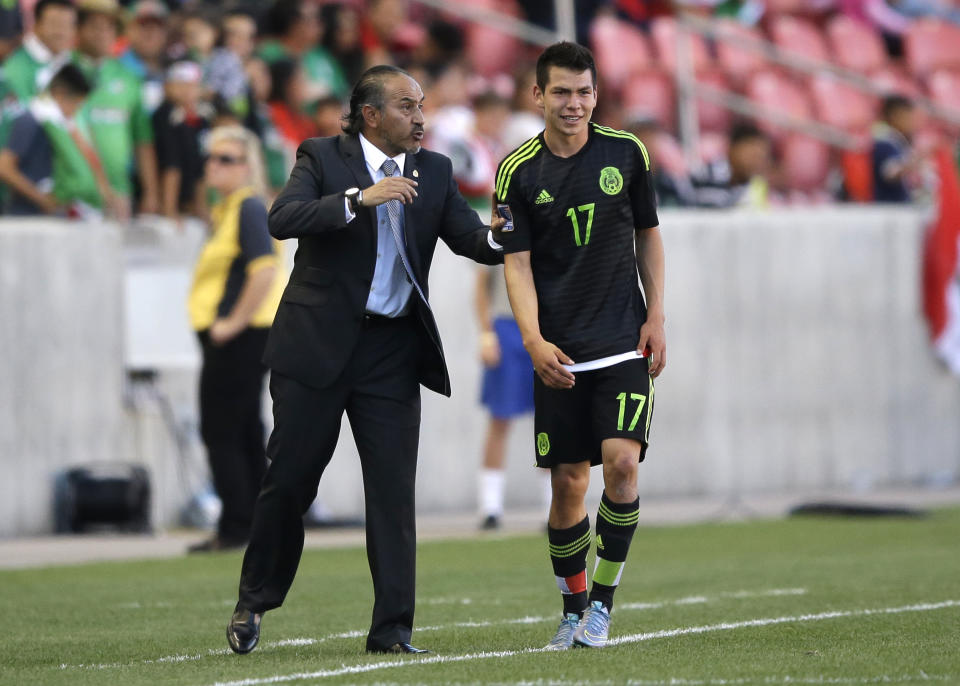 Raúl Gutiérrez le da indicaciones a Hirving Lozano en partido del Torneo Preolímpico a los Juegos Olímpicos de Río 2016. Foto Archivo: AP Photo/Rick Bowmer