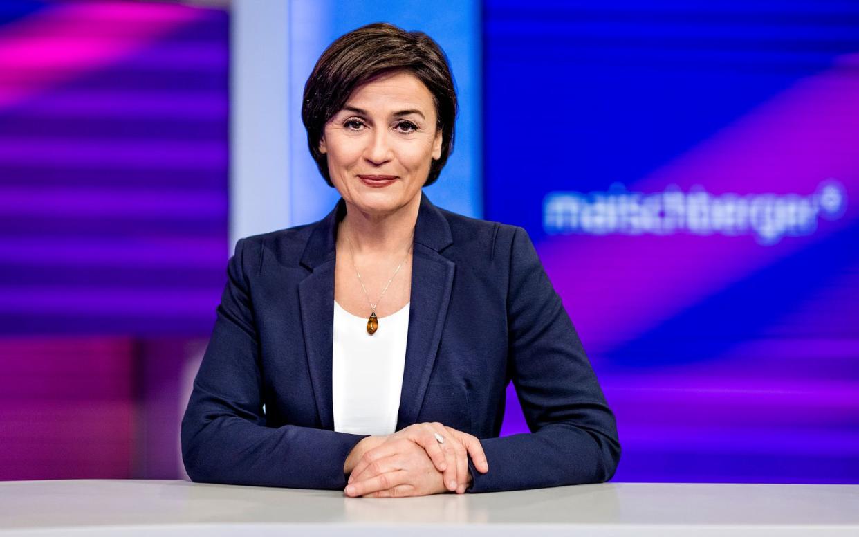 Sandra Maischberger spricht in der nach ihr benannten Talkshow am Dienstag unter anderem mit Katrin Göring-Eckhardt (Grüne) und Julia Klöckner (CDU). (Bild: WDR / Thomas Kierok)