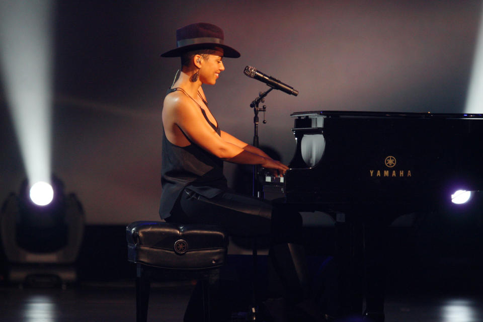 Alicia Keys durante su presentación en el concierto “The Night that Changed America: A Grammy Salute to the Beatles” el lunes 27 de enero de 2014. (Foto Zach Cordner/Invision/AP))