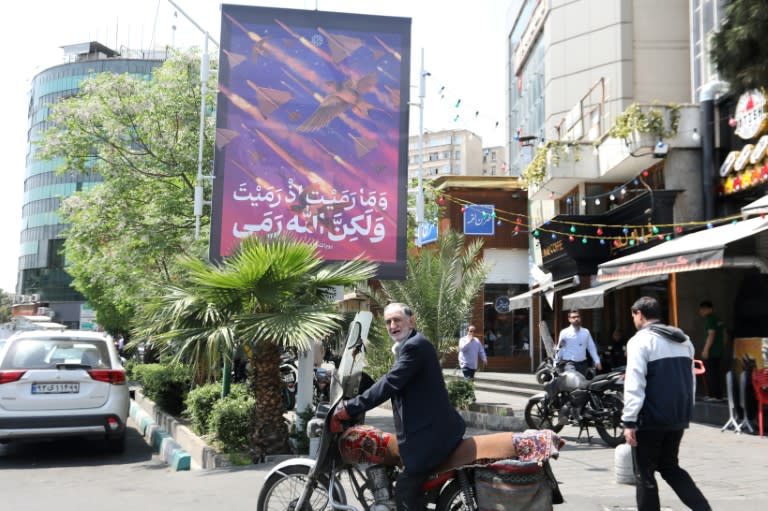 Un cartel con misiles y drones iraníes, fotografiado en Teherán el 20 de abril de 2024 (Atta Kenare)
