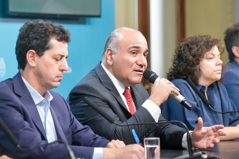 El jefe de gabinete Juan Manzur junto al ministro del Interior, Eduardo de Pedro, y su par de Salud, Carla Vizzotti, luego de la reunión de gabinete.