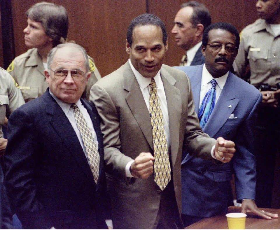 O.J. Simpson, Mitte, nachdem der Gerichtsschreiber verkündet hat, dass er in den Morden an Nicole Simpson und Ronald Goldman für nicht schuldig befunden wurde. Rechts: Verteidiger F. Lee Bailey, links: Johnnie Cochran, 1995. (Myung J. Chun/Reuters)