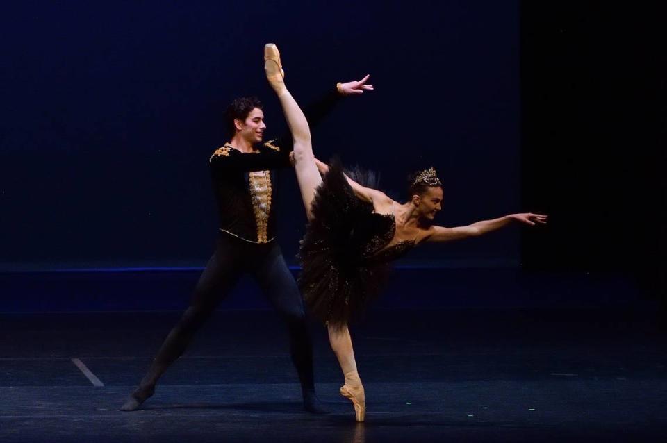 Sydney Dolan y Sterling Baca (Philadelphia Ballet) en “Cisne Negro” durante el IBFM 2021.
