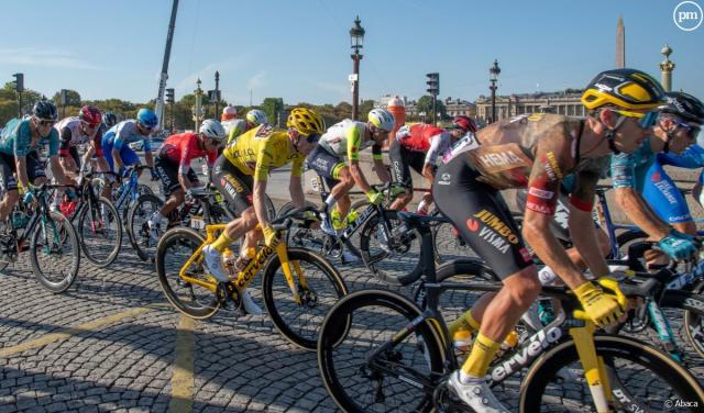 Emmanuel Macron salue la mobilisation de France T&#xe9;l&#xe9;visions sur le Tour de France. - Abaca