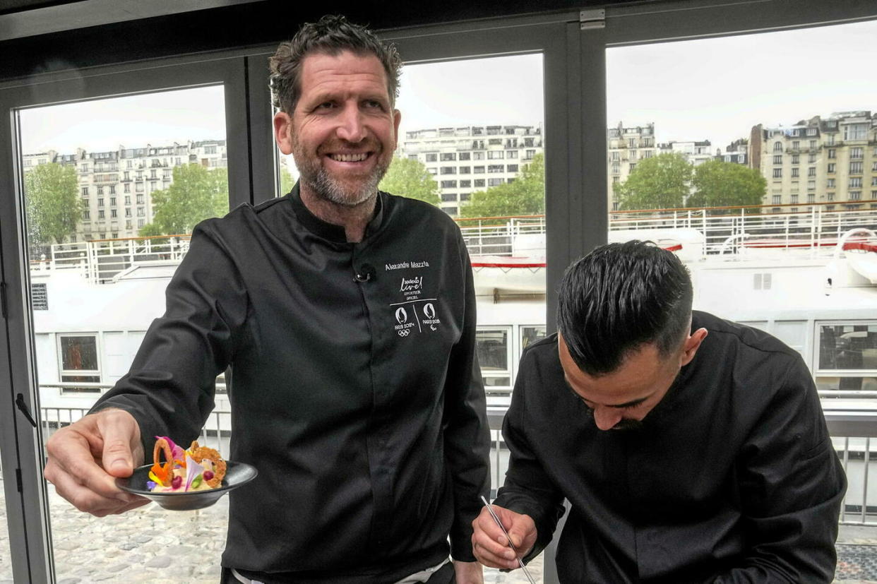 Alexandre Mazzia (à gauche), auréolé de trois étoiles à Marseille, est l'un des trois chefs choisis pour cuisiner pour les athlètes durant les Jeux olympiques de Paris 2024.  - Credit:Michel Euler/AP/Sipa