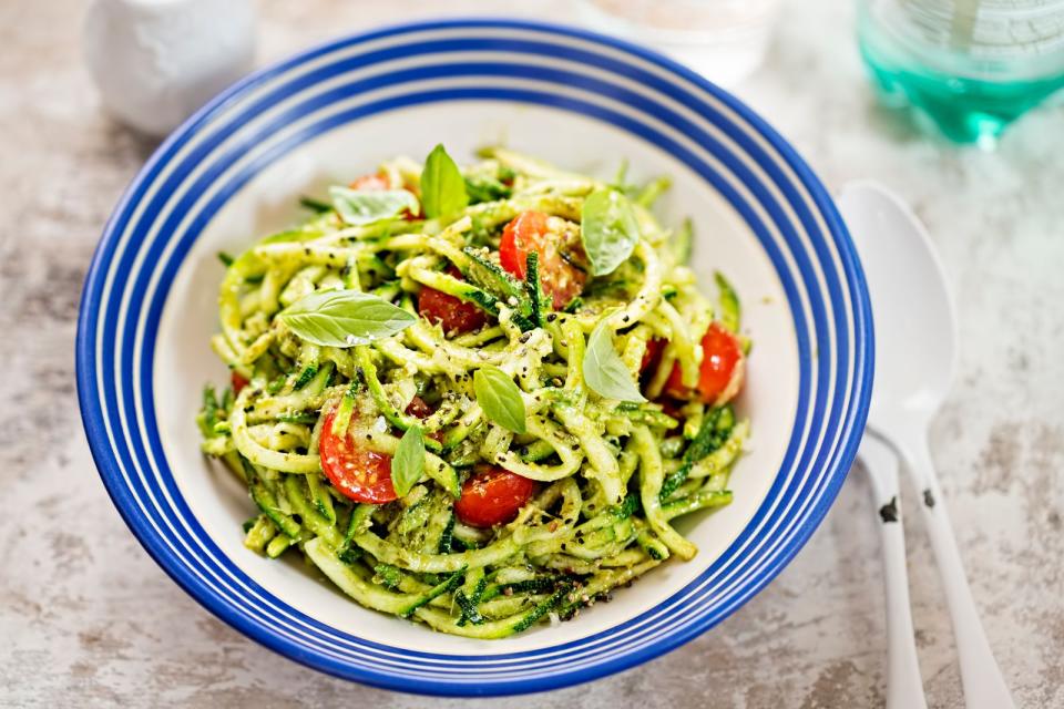 Das muss nicht bedeuten, dass Paleo für Pasta-Fans nicht infrage kommt. Alternativen zu herkömmlichen Nudeln lassen sich zum Beispiel aus Kastanienmehl herstellen. Auf simple und gesunde Weise kann man Spaghetti auch durch Zucchini ersetzen, die durch einen Spiralschneider gedreht wurden. (Bild: iStock/Bartosz Luczak)