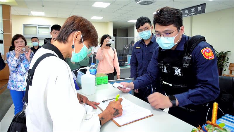 音樂老師詹慧玲當時前往派出所報案，指控遭桃園市警局中壢分局警員不當盤查。（中央社）