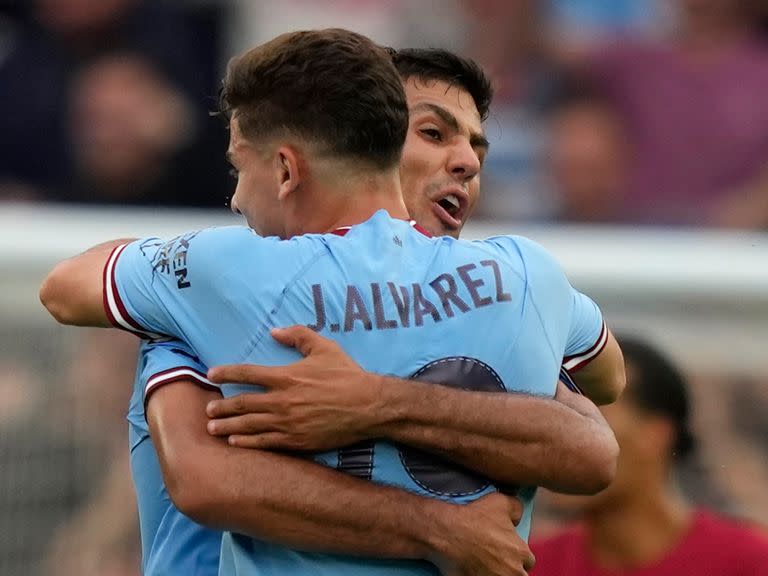Julián Álvarez recibe el abrazo de Rodri tras el gol convalidado por el VAR; fue el tanto del 1-1 parcial, pero Manchester City terminó vencido por Liverpool con un 3-1 en la definición por el trofeo Community Shield.