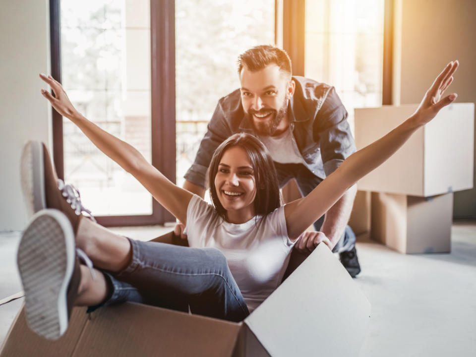 Damit das Zusammenziehen gelingt, sollten Paare kompromissbereit sein. (Bild: 4 PM production/Shutterstock.com)