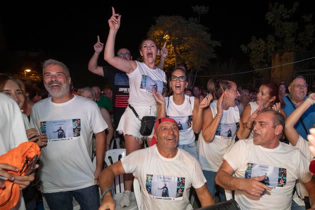 Dos mil vecinos siguen en directo desde El Palmar el partido de Carlos (Photo: Marcial Guillén)