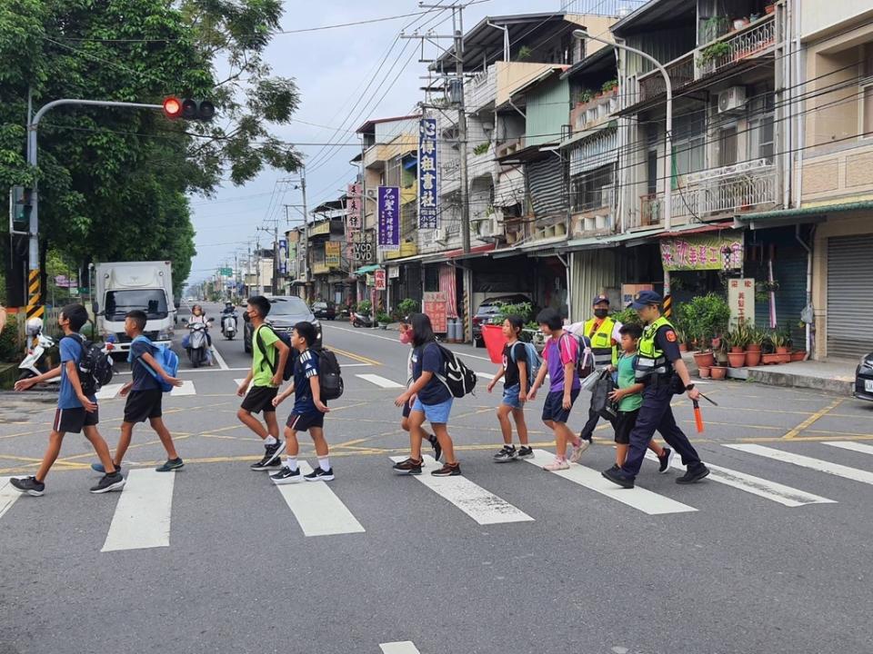 內埔警針對各個國小編排警力護童上學，加強巡邏和守望，提高見警率。 圖/分局提供 下同