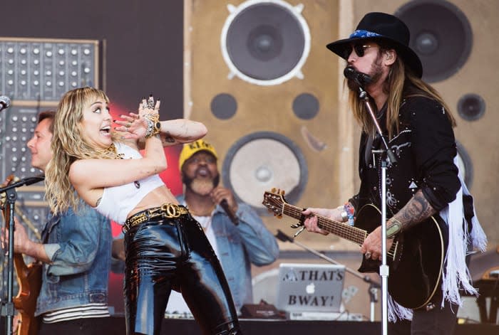 Miley Cyrus cantando con su padre Billy Ray