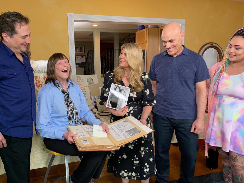 Lisa Whelchel reunites with fellow "Facts of Life" castmate Geri Jewell (seated) on her new show, "Collector's Call" (Photo: MeTV Network )