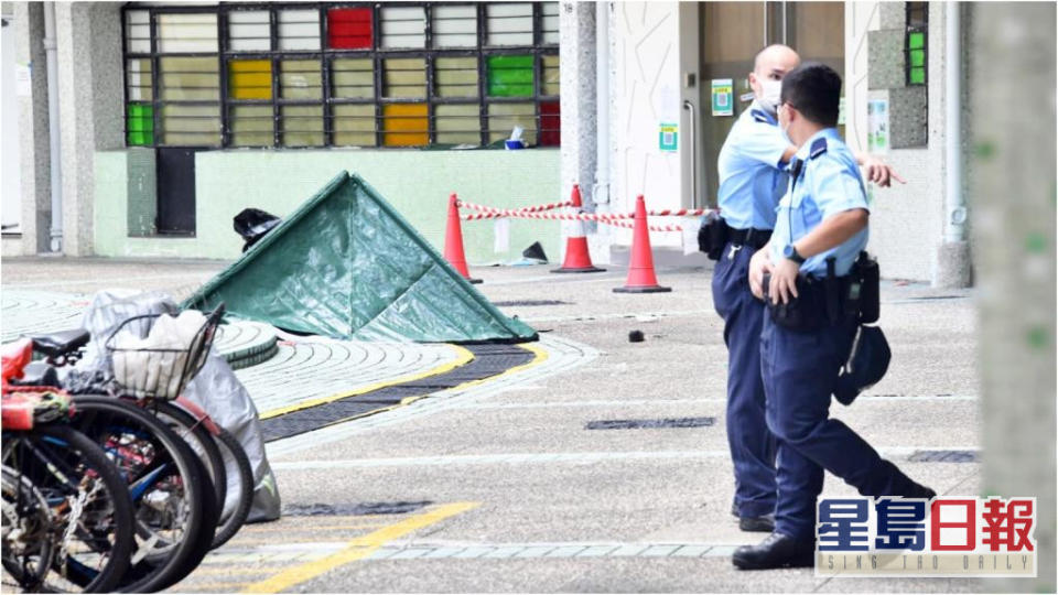 警方以帳篷遮蓋死者遺體。