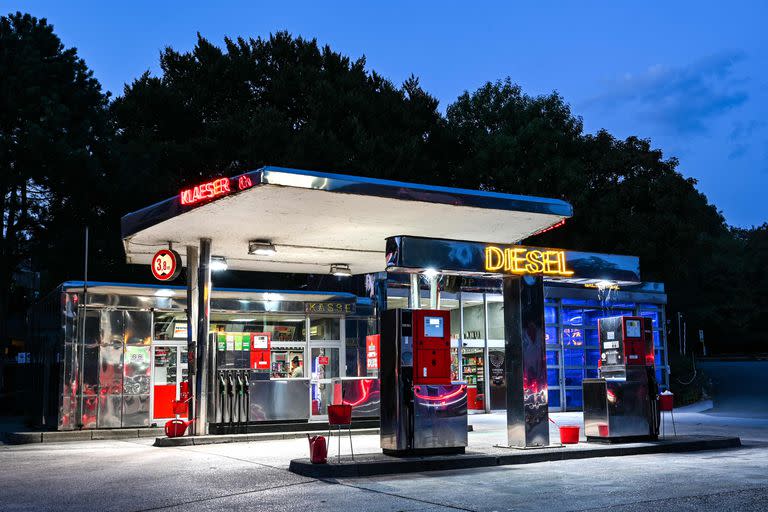 Esta fotografía tomada el 25 de agosto de 2022 en Herten, al oeste de Alemania, muestra una gasolinera al atardecer.