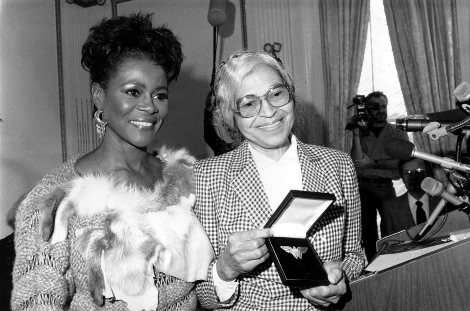 ARCHIVO – La actriz Cicely Tyson, izquierda, le entrega el premio Eleanor Roosevelt Woman of Courage de Wonder Woman Foundation, Inc., a Rosa Parks el 14 de noviembre de 1984. Tyson, la actriz negra pionera nominada al Oscar por su papel como la esposa del aparcero en “Sounder”, ganadora de un Tony a los 88 años en 2013, que conmovió al público de la TV en “The Autobiography of Miss Jane Pittman” murió el jueves a los 96 años. (Foto AP/Suzanne Vlamis, archivo)