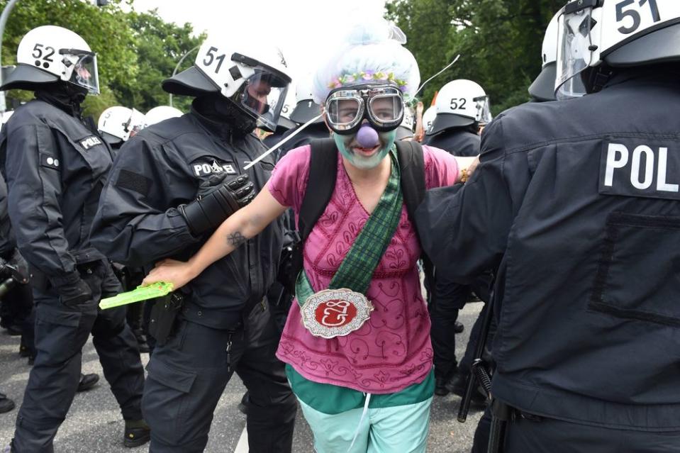 Riot police clash with G-20 protesters in Hamburg, Germany