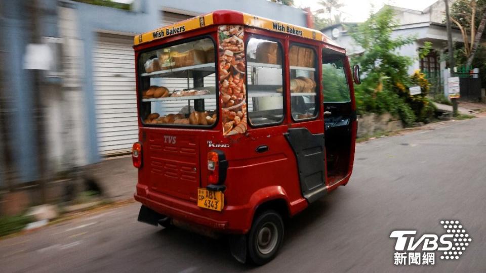 這些穿梭在街頭巷弄的麵包車，是斯里蘭卡民眾的日常。（圖／達志影像路透社）