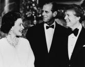 En la imagen, la reina Isabel II y el príncipe Felipe de Edimburgo charlan con Jimmy Carter durante una cena de gala celebrada en Buckingham Palace el 10 de mayo de 1977. El presidente estadounidense diría después que la residencia de la monarquía británica era uno de los lugares más hermosos que había visto. (Foto: Central Press / Hulton Archive / Getty Images).