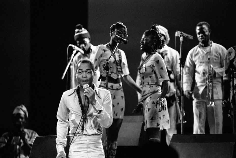 Nigerian musician and composer Fela Anikulapo Kuti performs on September 13, 1986 with his band at the "Party of Humankind" of the French Communist Party at La Courneuve in Paris, France. (AP Photo/Laurent Rebours) ORG XMIT: APHSL35205 [Via MerlinFTP Drop]