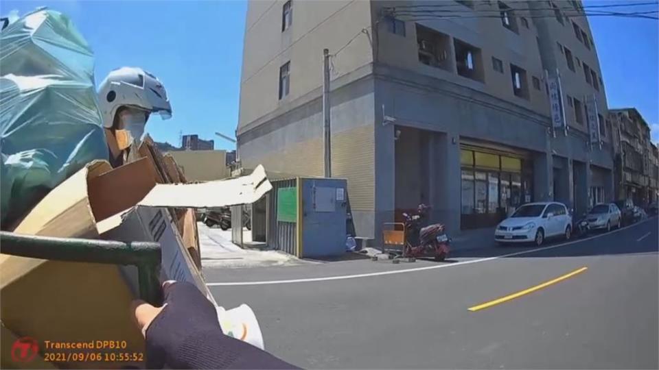 母子檔挪路中央車胎阻車禍　網友大讚　正港人民保母　兩警熱心幫忙回收婦