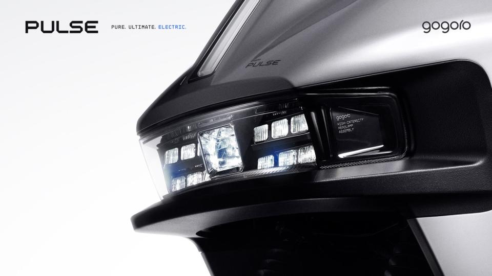 配備獨家研發的二輪數位矩陣式頭燈，具有 13 顆 LED 照明單元與主動彎道輔助燈，整體照射角度大幅擴增至 80 度，而最大發光強度更達到 14,000 燭光，是採用同為 Class D 大燈的 Gogoro SuperSport 的兩倍。主動彎道輔助燈 (Active Cornering Light) 會依照車輛過彎的角度，兩段式自動補足彎道角落照明，確保騎士可以同時看清車前與彎道側方的路況。