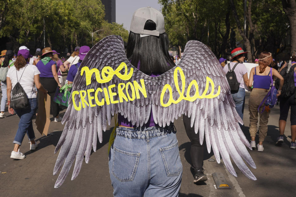 Una mujer lleva alas de papel con el mensaje "Nos crecieron alas" durante la marcha contra la violencia de género en el Día Internacional de la Mujer, en Ciudad de México, el viernes 8 de marzo de 2024. (AP Foto/Áurea del Rosario)