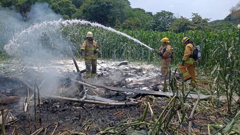 Bomberos trabajan para sofocar por completo el incendio/ Gobierno Municipal de Tuxpan Jalisco 2021-2024