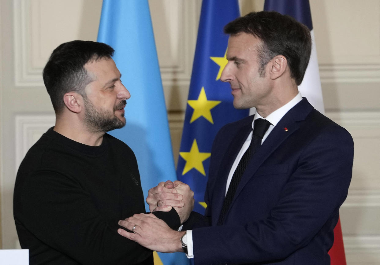  Emmanuel Macron et Volodymyr Zelensky, à Paris, le 16 février 2024 