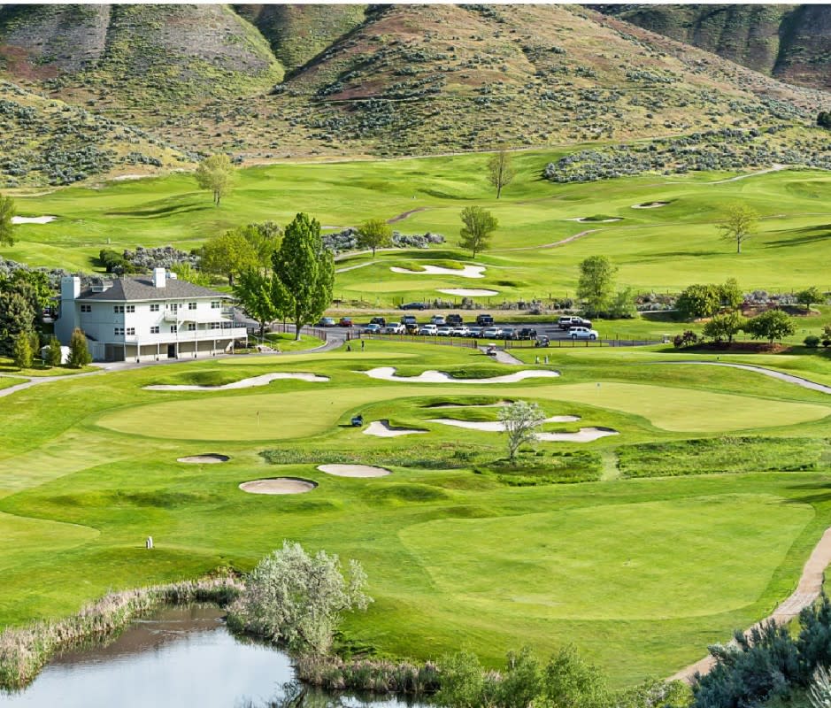 Links with wildlife and a postcard backdrop at Quail Hollow. <p>Courtesy image</p>