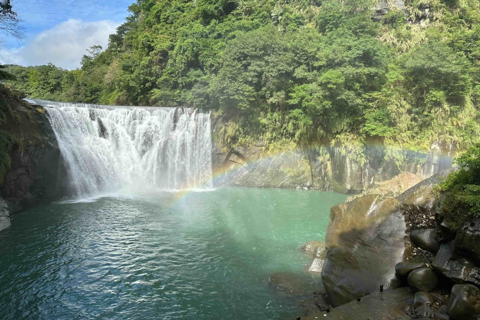 有「臺版尼加拉瀑布」之稱的十分瀑布深潭碧綠如墨 運氣好時還可看見彩虹斜掛