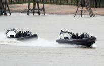 Armed counter terrorism officers of the London Metropolitan Police, take part in a training exercise to rescue hostages, played by actors, from a cruise boat on the river Thames, in London, Britain March 19, 2017. REUTERS/Peter Nicholls