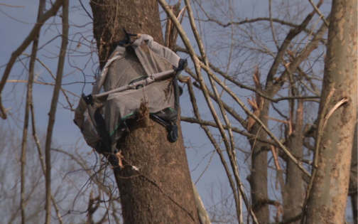男嬰睡的折疊式嬰兒床被龍捲風吸走後掛在樹上。翻攝WSMV