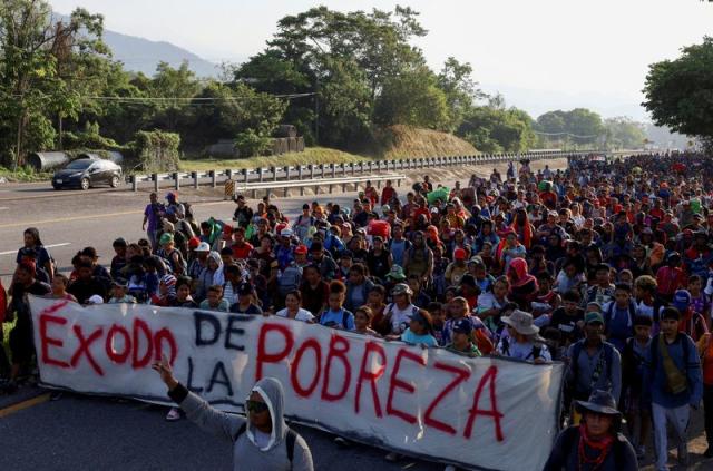 Caravana de migrantes avanza hacia el norte mientras funcionarios