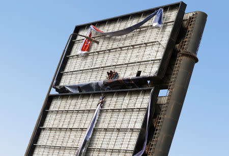 Workers install a billboard advertising new houses in the capital Cairo, Egypt, October 3, 2018. REUTERS/Amr Abdallah Dalsh