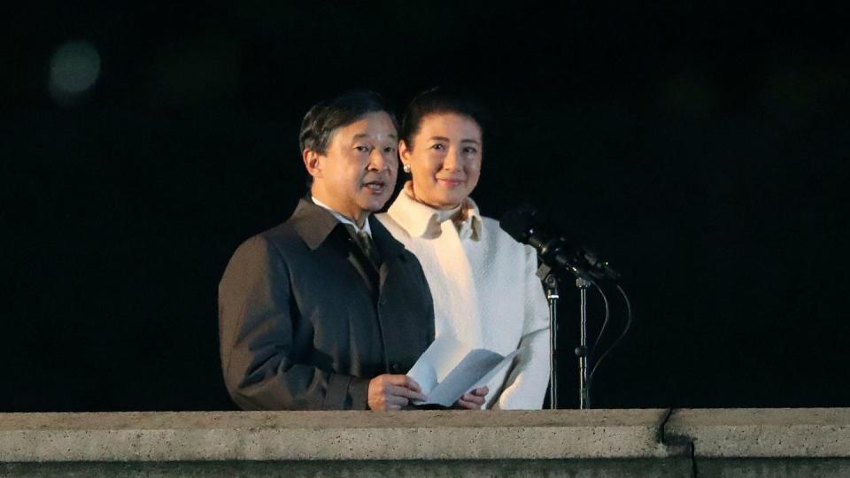 Kaiser Naruhito und Kaiserin Masako auf einem Balkon des Kaiserpalastes.