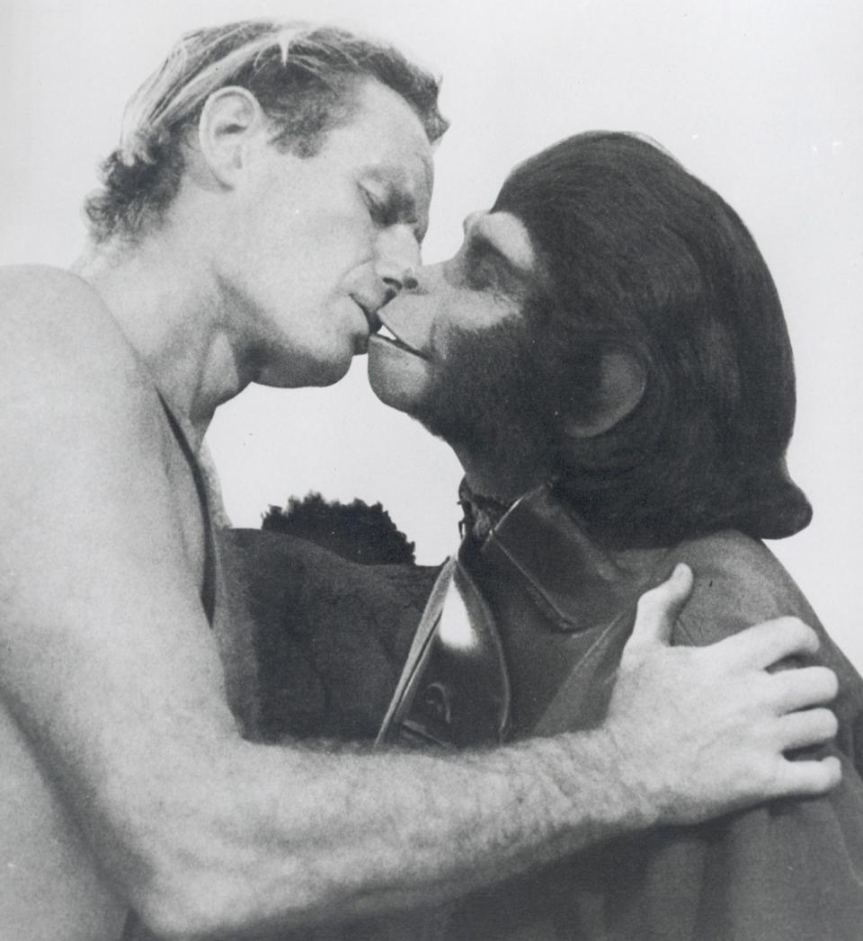 Nanu, wer küsst denn da Charlton Heston? Es ist Kim Hunter, die im Schimpansenfell als Dr. Zira in "Planet der Affen" zarte Bande zur menschlichen Spezies knüpft. Affig? Nein, episch! (Bild: teleschau / Archiv)