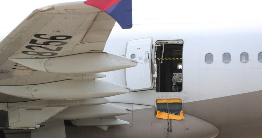 韓國一名30多歲的李姓男子於26日搭乘南韓韓亞航空（Asiana）一班國內線客機，沒想到他竟在飛機降落當中直接把機艙逃生門打開。（圖／達志／美聯社）
