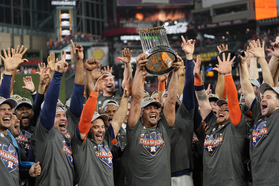 Los Astros de Hosuton festejan la coronación en la Serie Mundial, tras vencer a los Filis de Filadelfia en el sexto juego, el sábado 5 de noviembre de 2022 (AP Foto/David J. Phillip)